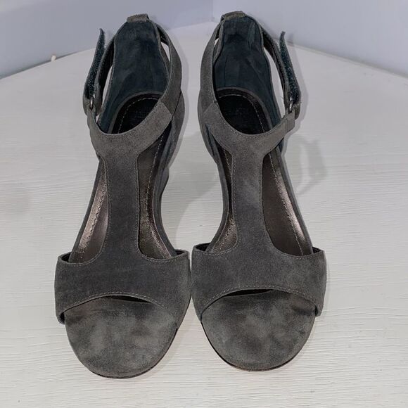 Johnston & Murphy Gray Suede T-Strap Sandal Heels Peep Toe Size 8 - Picture 1 of 16